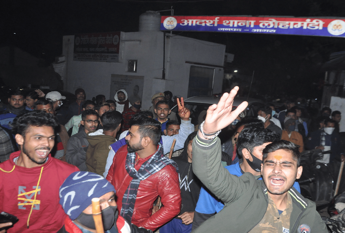 Agra: Hindu Jagran Manch office chief attacked in Bilochpura, four injured in stone pelting, police station Lohamandi gheraoed