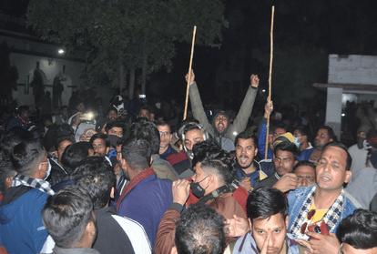 Agra: Hindu Jagran Manch office chief attacked in Bilochpura, four injured in stone pelting, police station Lohamandi gheraoed