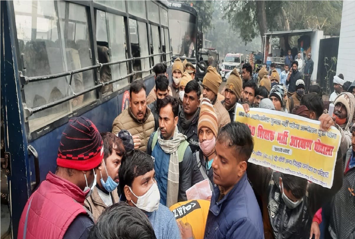 teacher recruitment 69 thousand large number of demonstration reached outside residence of Education Minister Satish Dwivedi