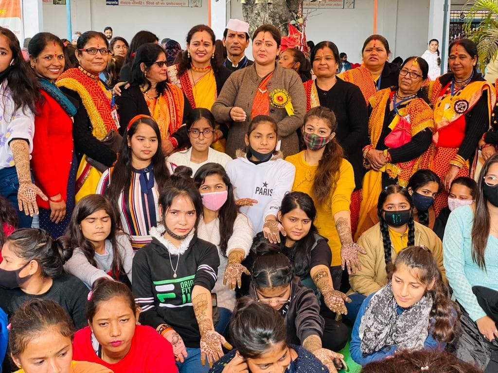 Neha and Shahnaaz won the Mehandi competition.