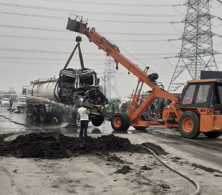 Oil tanker collided with a mooring-laden truck parked on the highway, the driver died