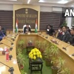 स्वास्थ्य मंत्री मनसुख मंडाविया के साथ बैठक करते रेजीडेंट डॉक्टर