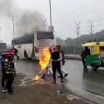 पुतला फूंकते सपा समर्थक