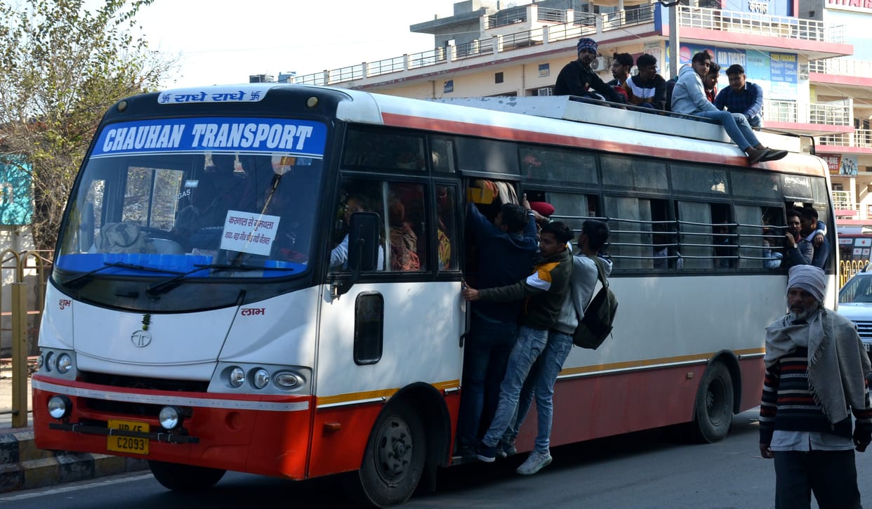 Due to the impact of railway traffic, the rush of passengers on the buses