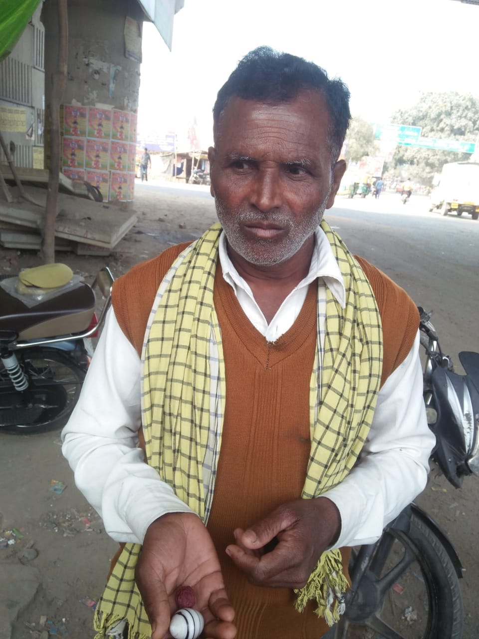Two thugs in the guise of a monk cheated ten thousand rupees