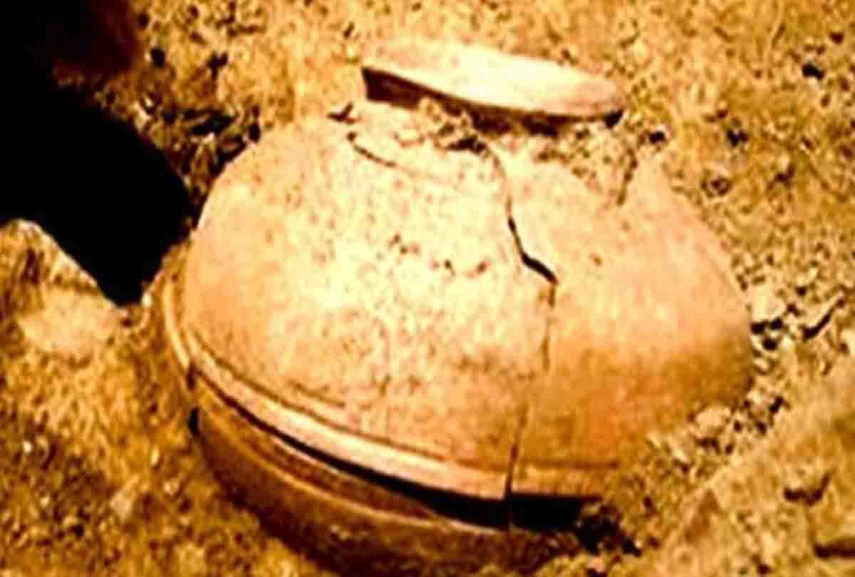 Unnao: pot full of coins found in excavation