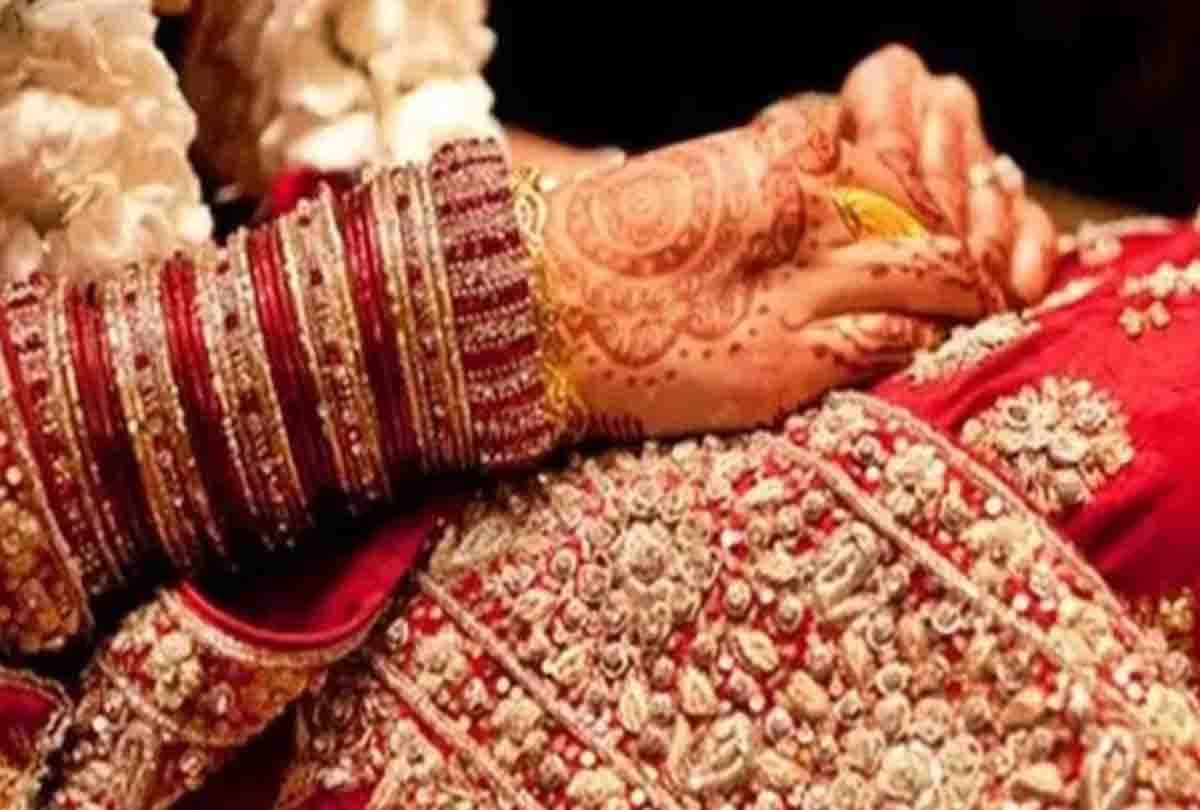 The bridegroom arrived by tractor amid floods, the baraati returned