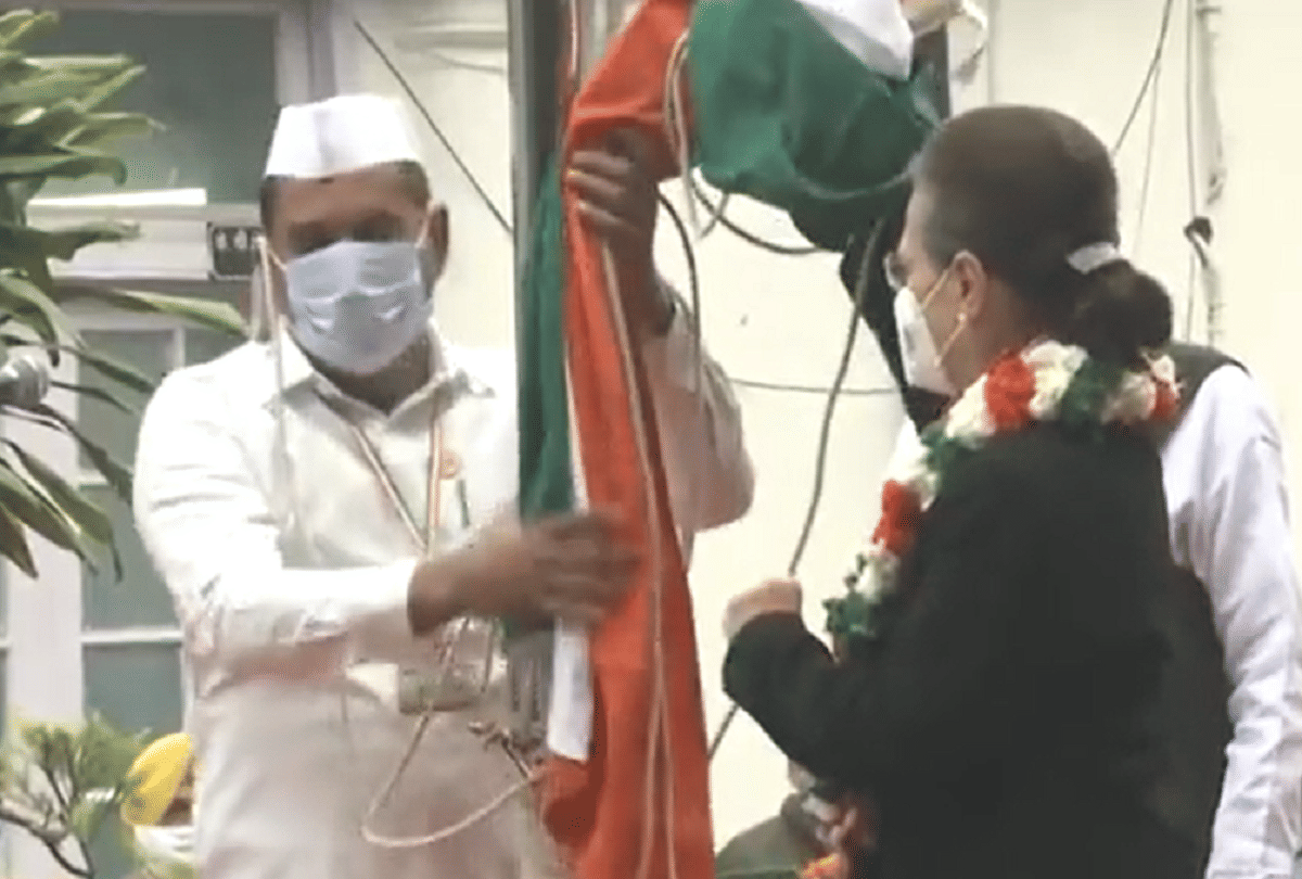 Congress 137th Foundation Day: Congress flag falls off while being hoisted by interim president Sonia Gandhi