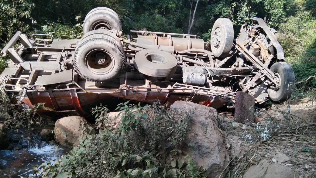Truck fell into a ditch, driver and operator died