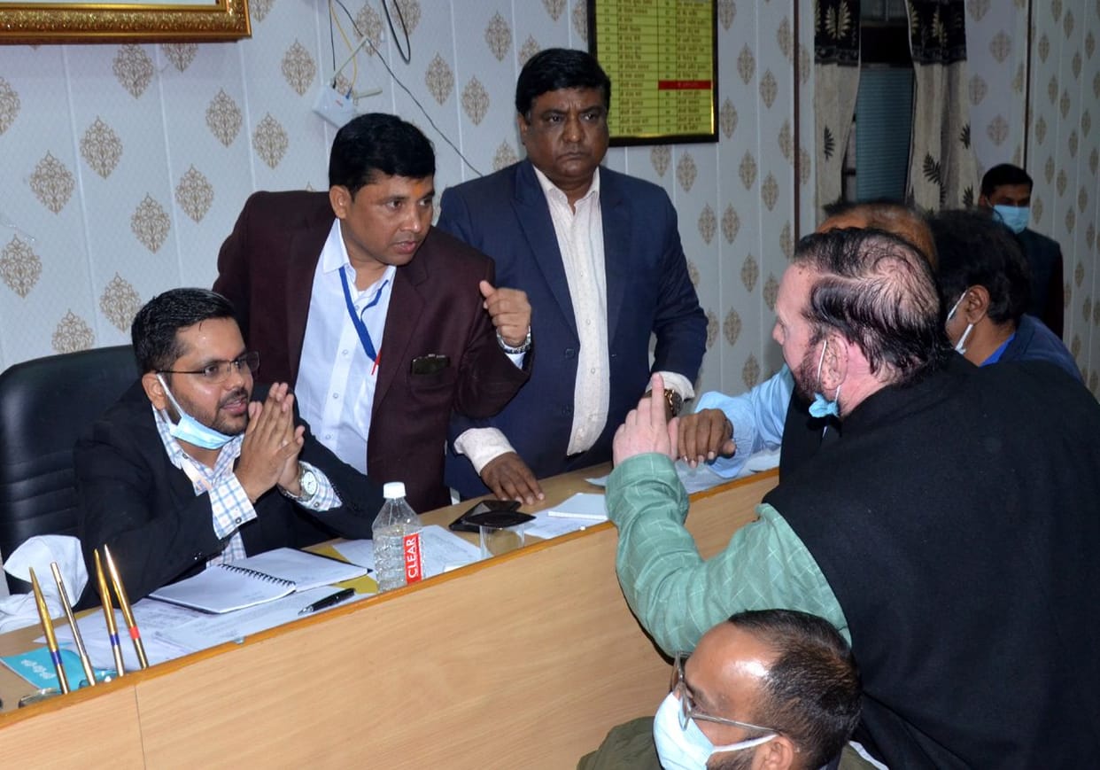 Aligarh: Uproar in municipal convention, councilor threw mike