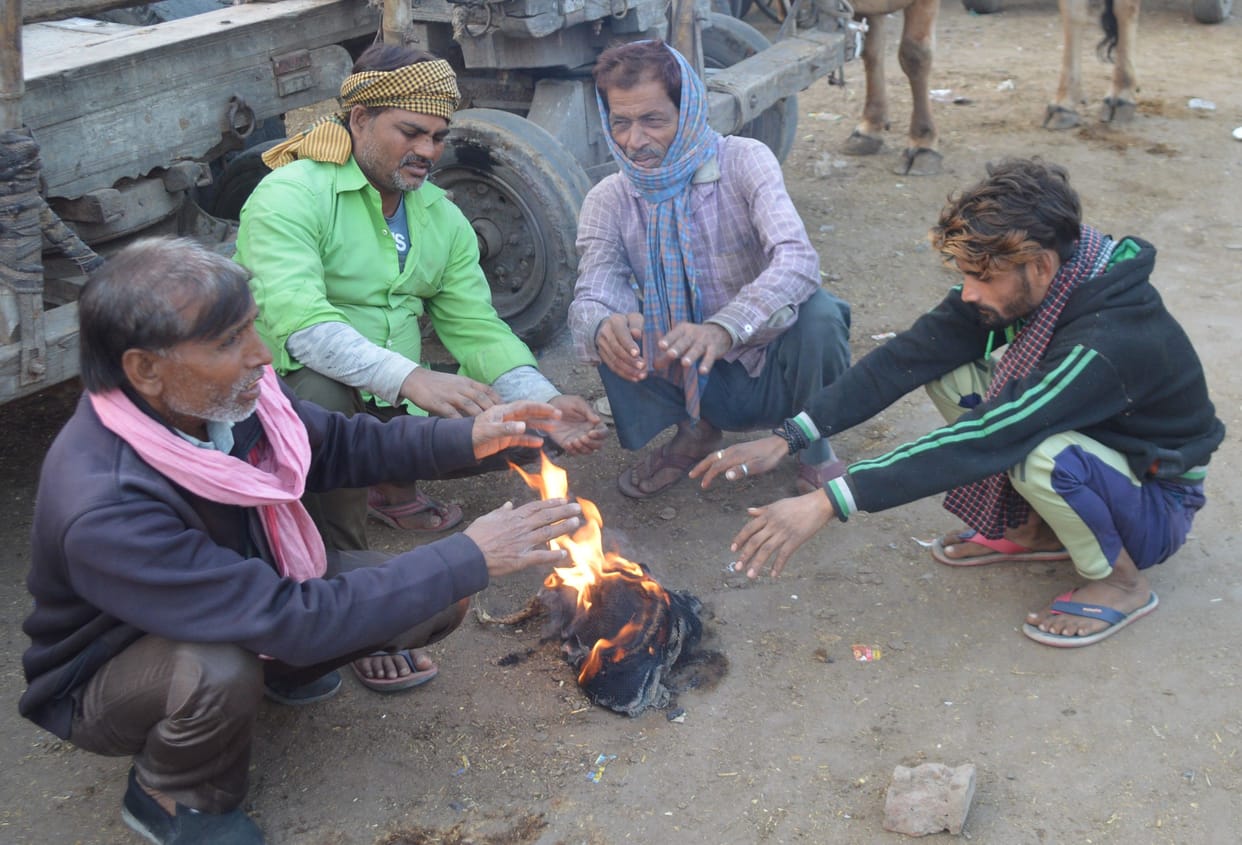 Hathras: It rained in the morning, cold wave in the evening