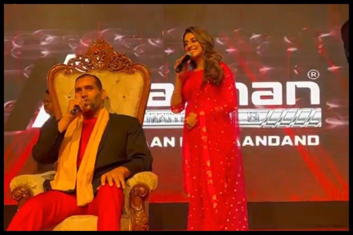 Bhojpuri actress Akshara Singh Ask The Great Khali to deliver a Romantic dialogue video goes viral watch here