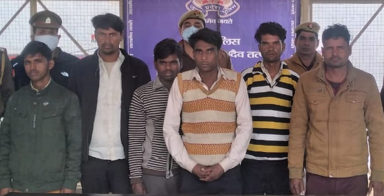 The robbers came out of Kadar Chowk, had looted many people by giving lifts