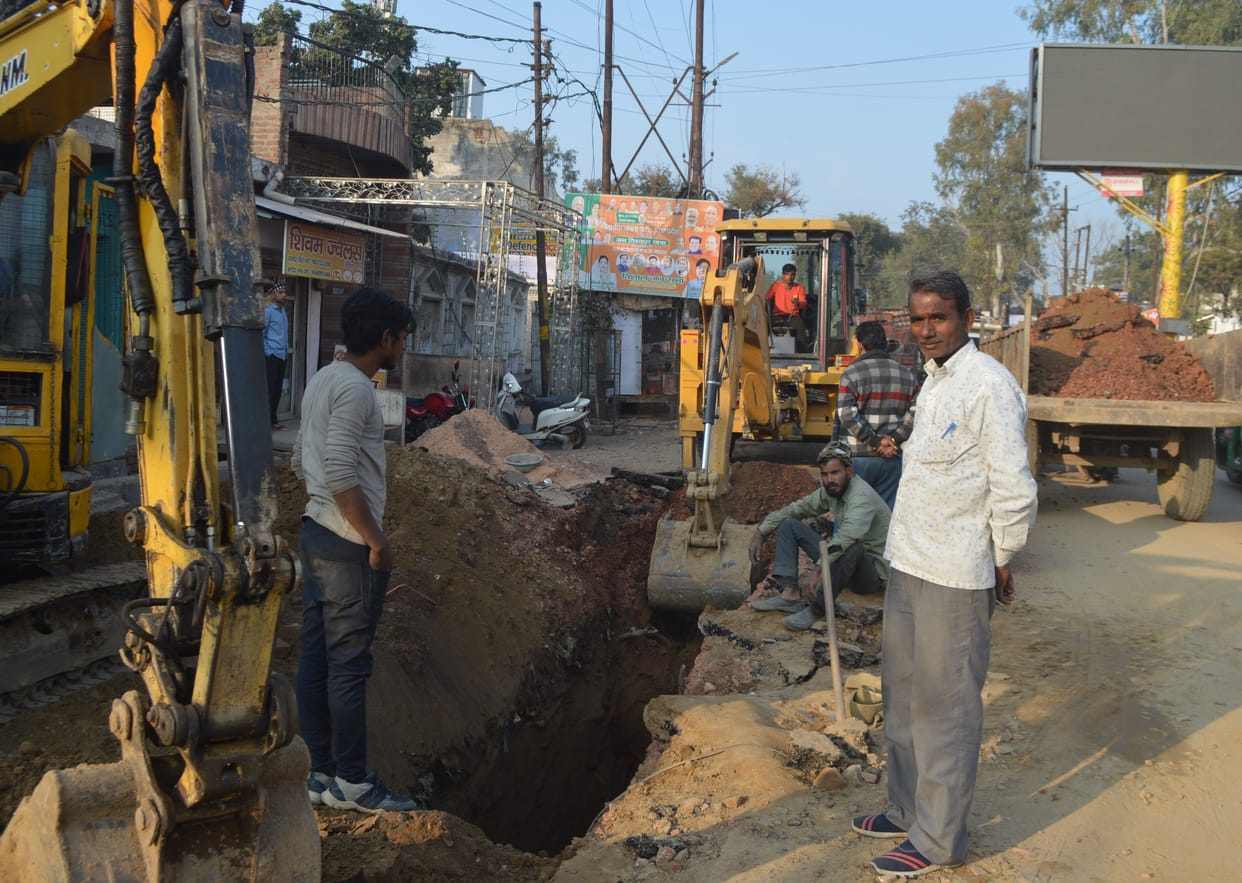 Hathras: Due to sewer line work, Aligarh road jammed