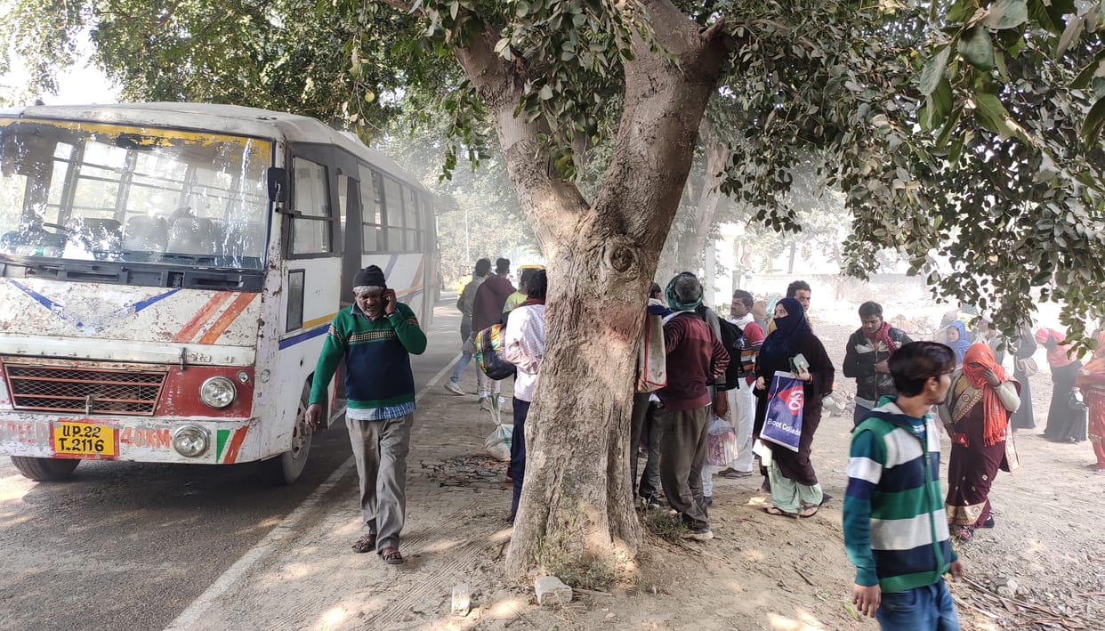 Smoke filled with short circuit in private bus, passengers got off and ran away
