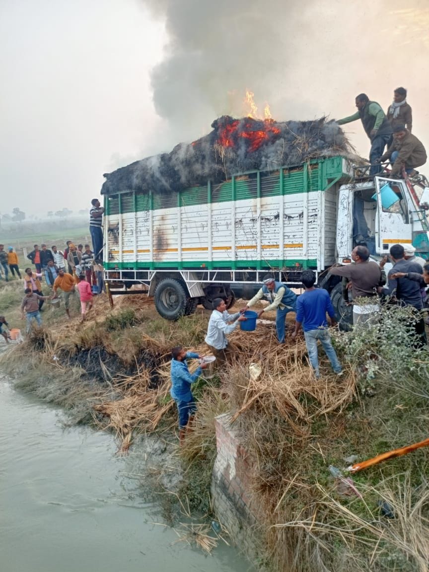 Fire in the straw loaded on the truck due to contact with the electric wire