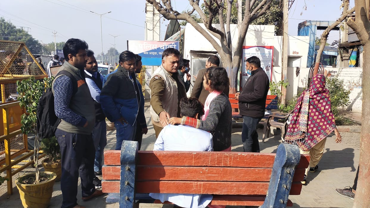Parking operatives beat up the newly arrived couple at the bus stand to go to Chandigarh