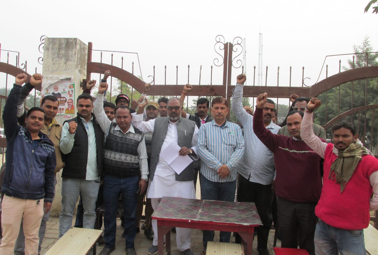 Angry people put a lock on the power office due to the problem of low voltage