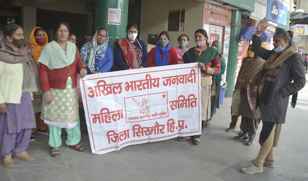 janvadi mahila samiti strike against state and center govt. on the issues of increasing the rate of lpg guess and  sarso oil in dipos