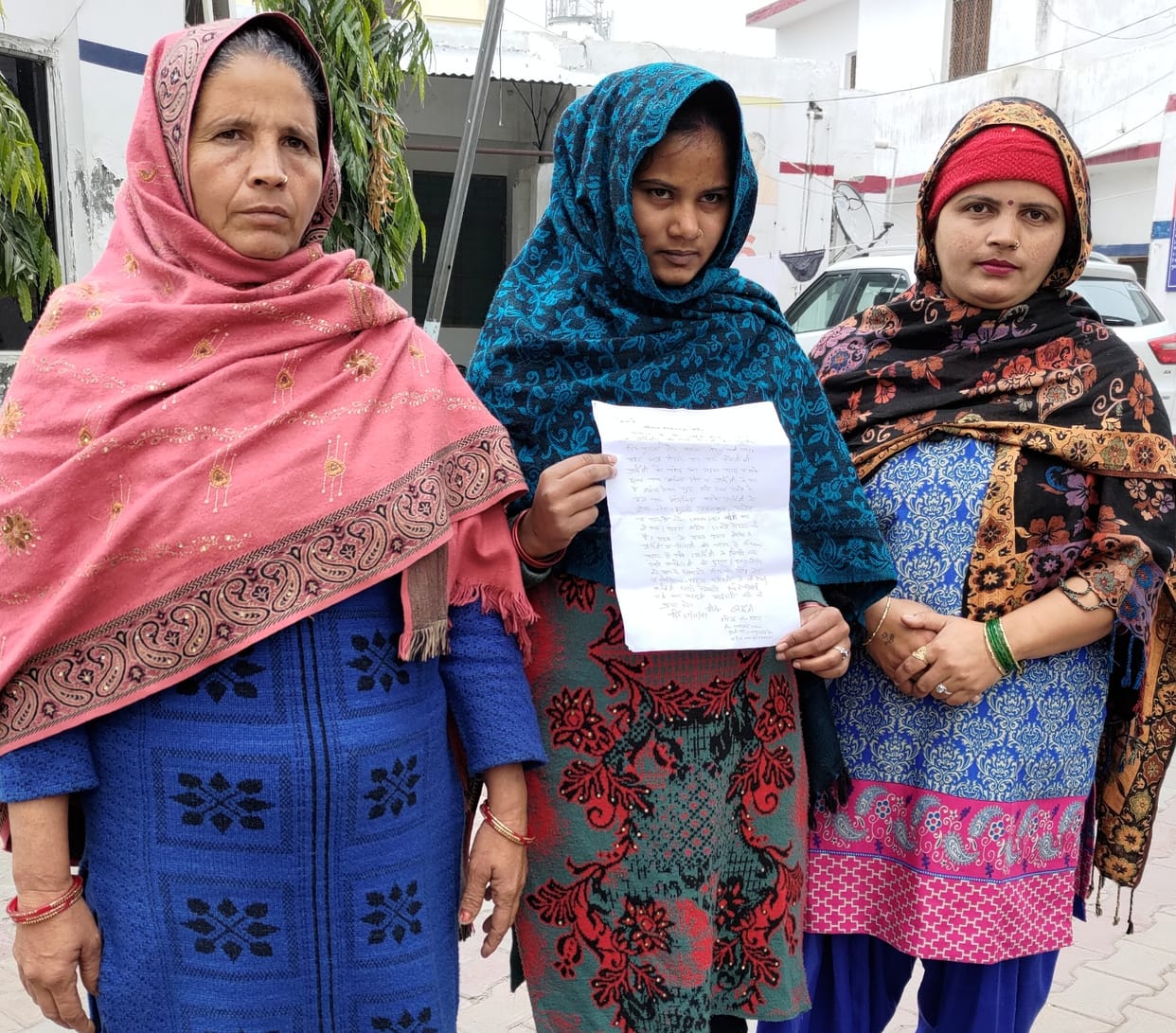 Looting women hostage in Kamalanagar