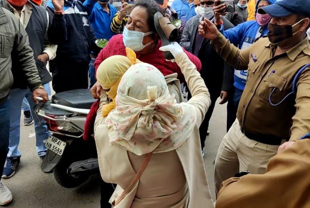 Madhya Pradesh: Uproar over being advised to apply mask in Dewas, scuffle with policeman, lady constable waved slippers