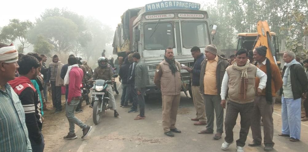fathepur news,Bike rider injured in truck collision, jammed