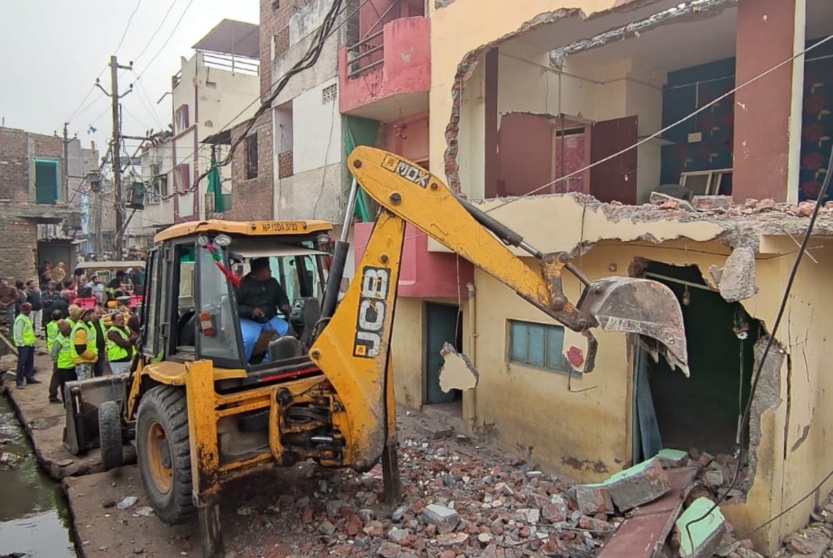 Ujjain: 17 houses destroyed in Begumbagh area under Mahakaleshwar expansion plan, residents protested - how will they survive with children