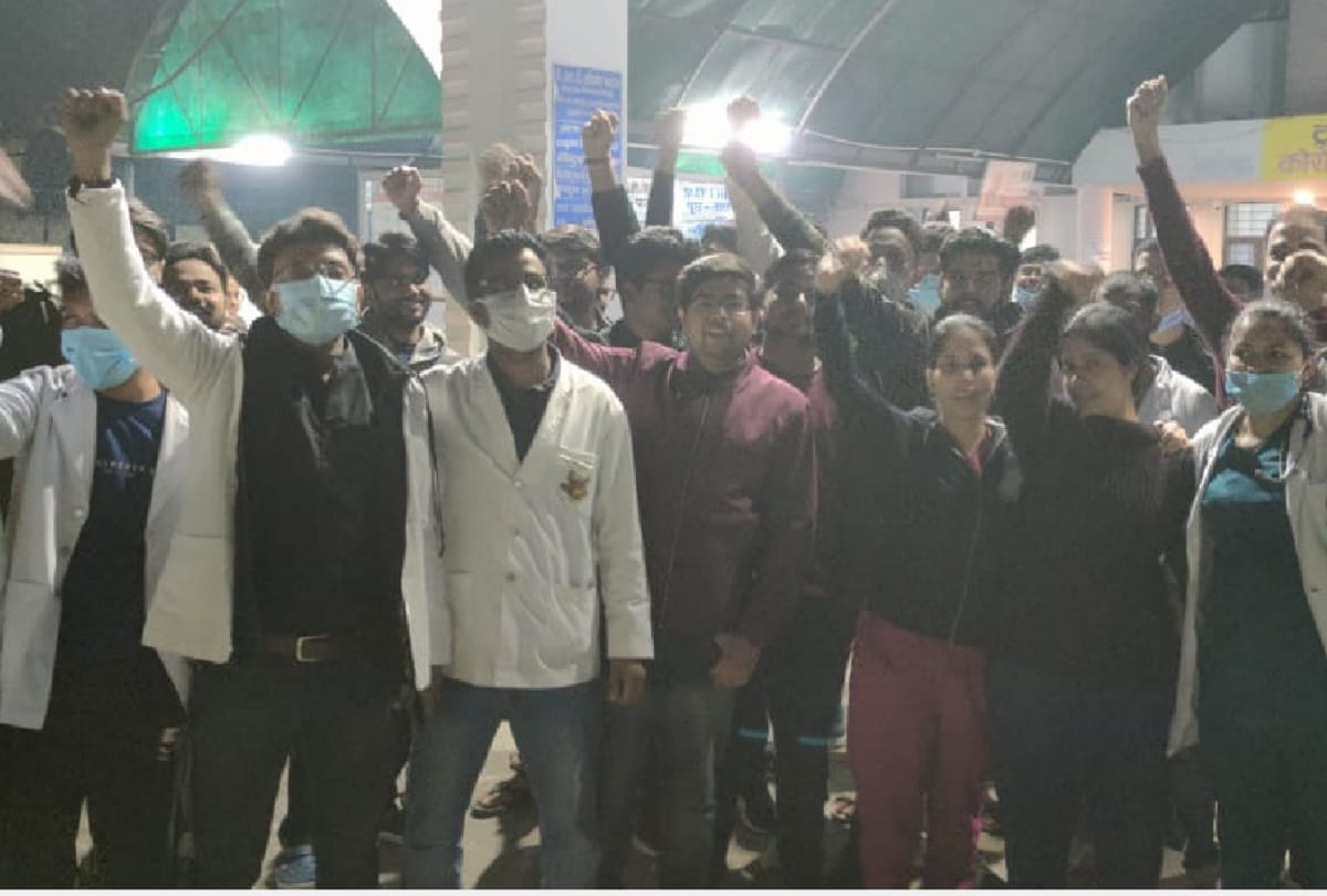 Junior doctors of BRD Medical College on strike