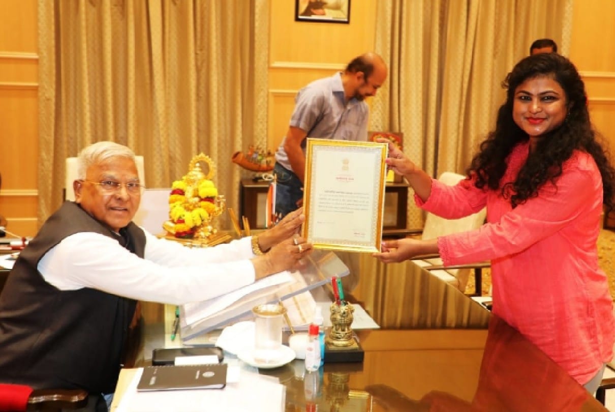 Bhopal News: Vigyandeep astronomy festival celebrated at Raj Bhavan, Governor gave a testimonial to Sarika for increasing interest in science
