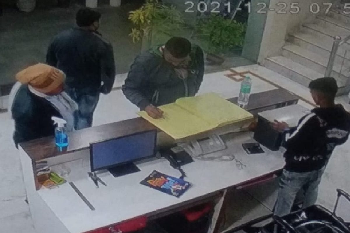 Bijnor News: A youth has murdered by friend in a hotel after friendship in mumbai and see photos