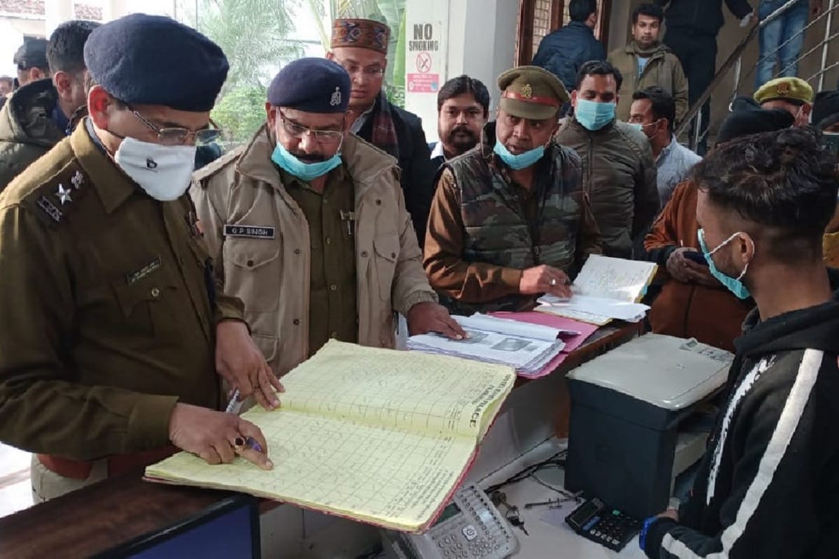 Bijnor News: A youth has murdered by friend in a hotel after friendship in mumbai and see photos