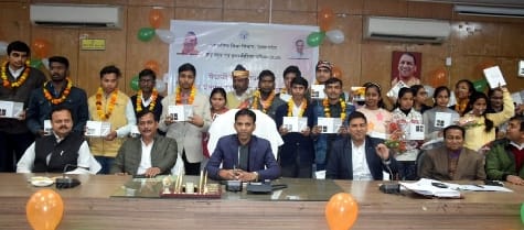 The faces of the meritorious after receiving the incentive money, the tablet