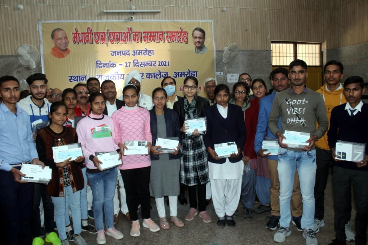 21 meritorious got tablets and checks of 21-21 thousand rupees