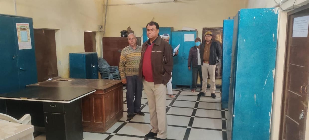 Hathras: Empty chairs found in BDO office, officer-personnel absent