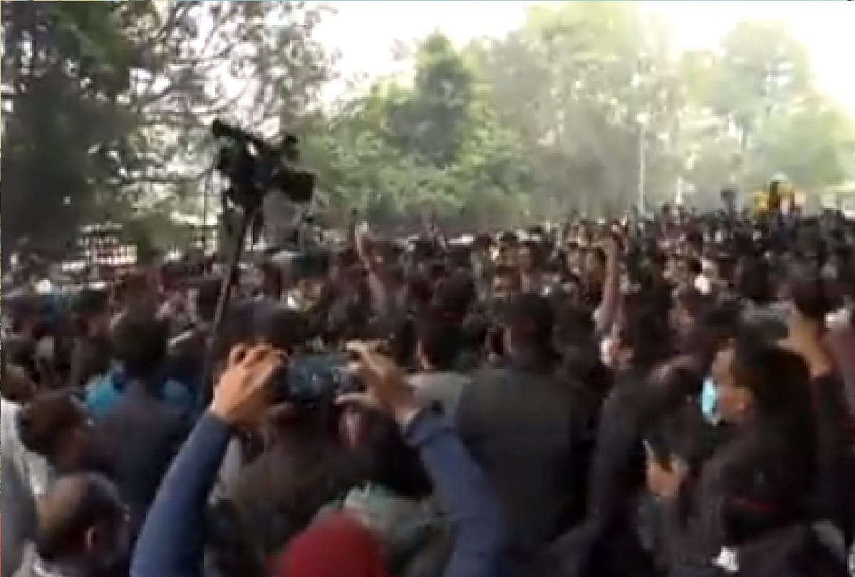 Delhi People face difficulty as residents doctors are on strike OPD services at Safdarjung Hospital