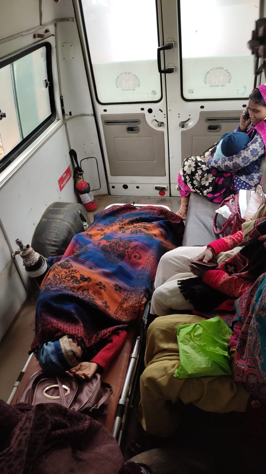 fathepur news,Ambulance carrying pregnant to PHC stuck in jam