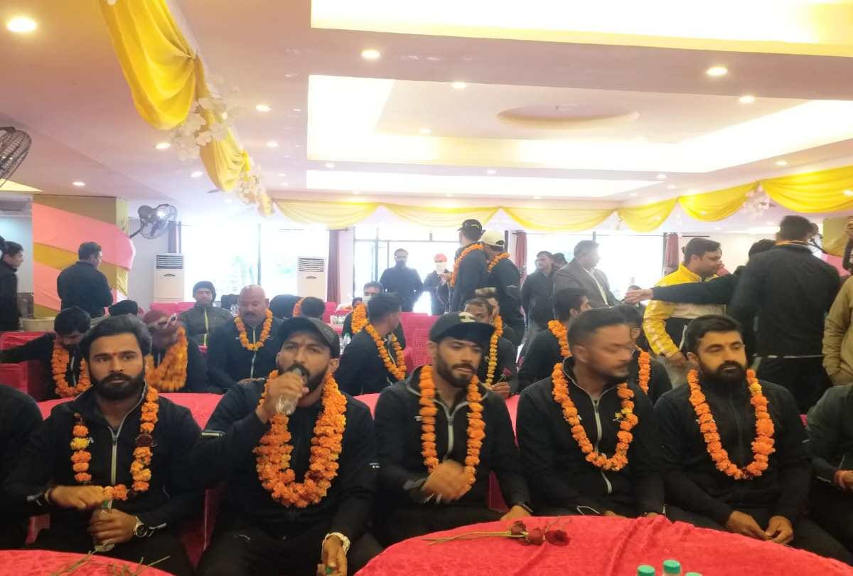 Vijay Hazare Trophy champion Himachal team received a warm welcome on reaching Una himachal