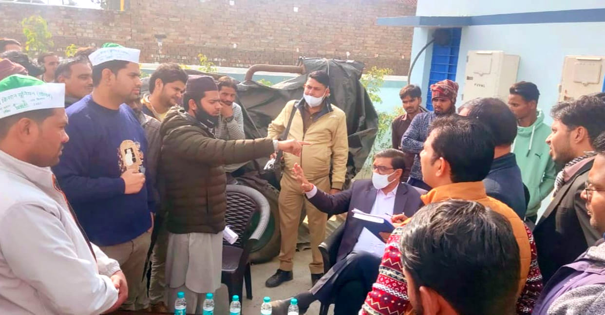 Angry people gherao the Municipal Commissioner