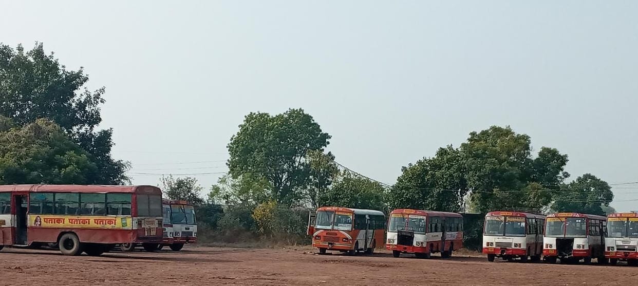 Hathras: Neither the new bus service started, nor the stoppage of major trains