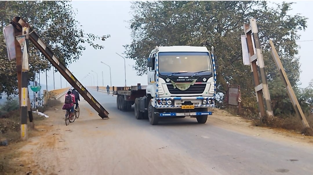 Heightgauge carrier broken due to collision with tractor trolley