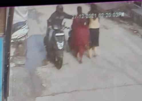 The chain of the woman turning her son snatched