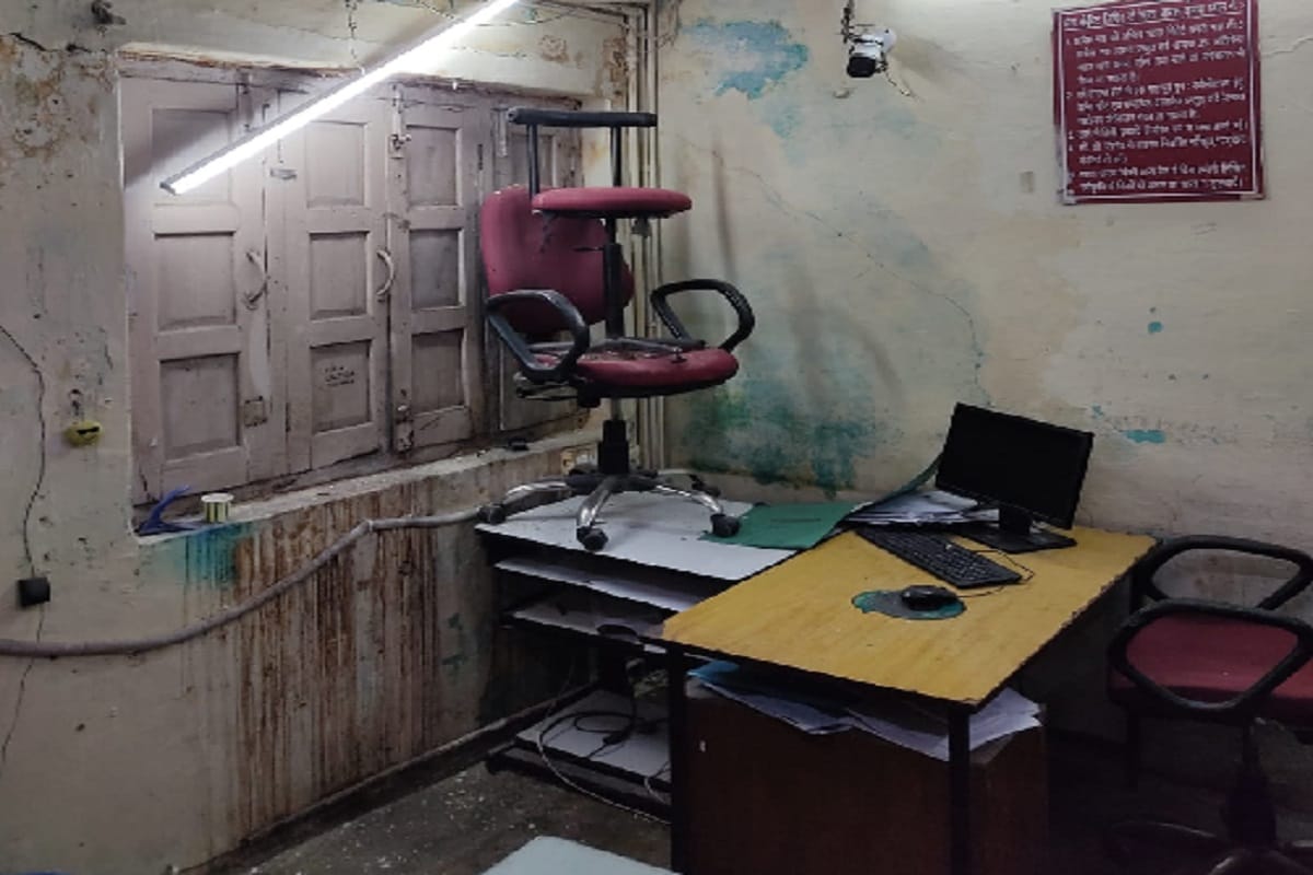 UP News: A woman attempted theft by breaking the lock in a branch of Punjab National Bank in Meerut