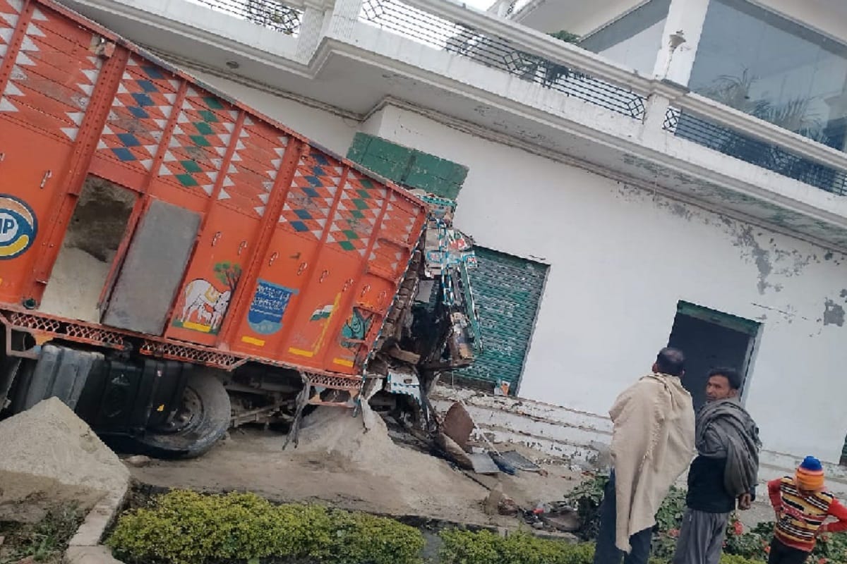 Shamli News: A truck rammed into farm house of BJP MLC and two people were injured