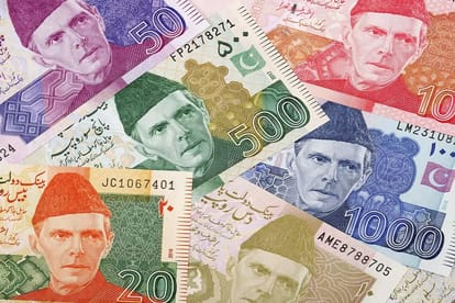 Investors avoiding taking risks amid fears of recession weaken rupee