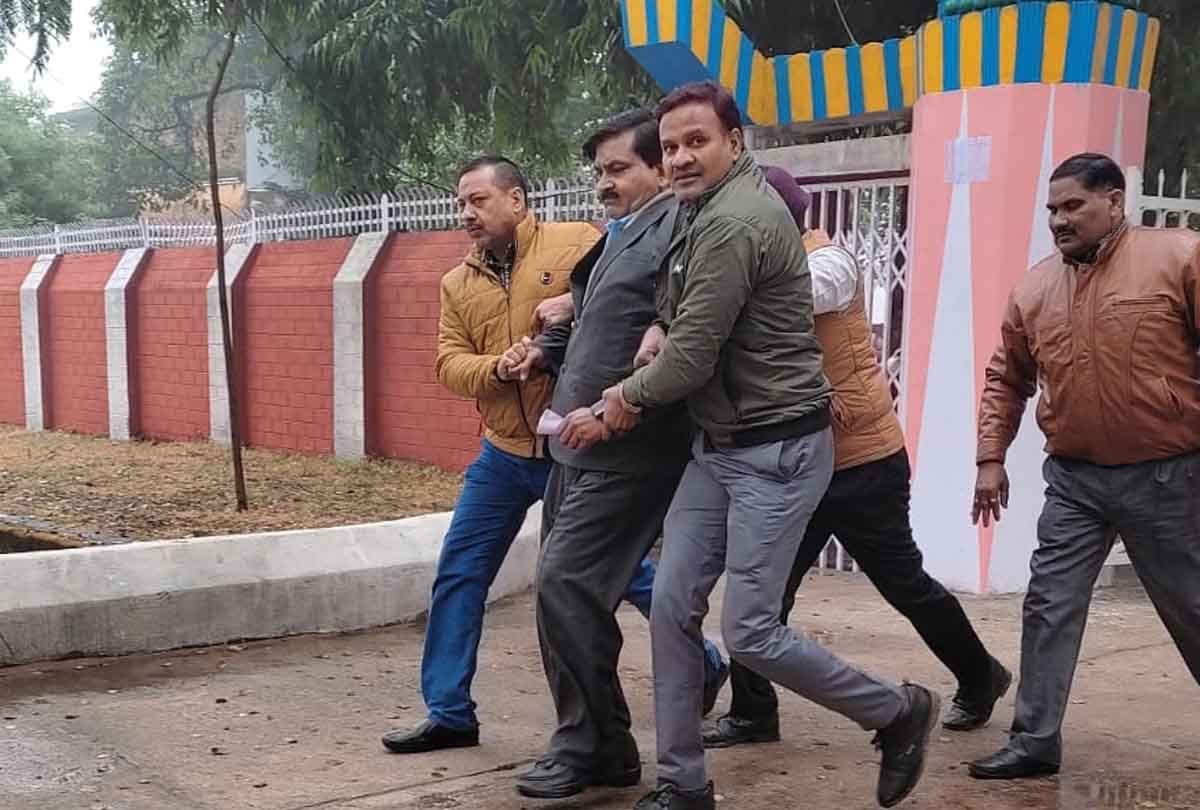 Hamirpur: Anticorruption team caught principal red handed taking bribe of 15 thousand rupees