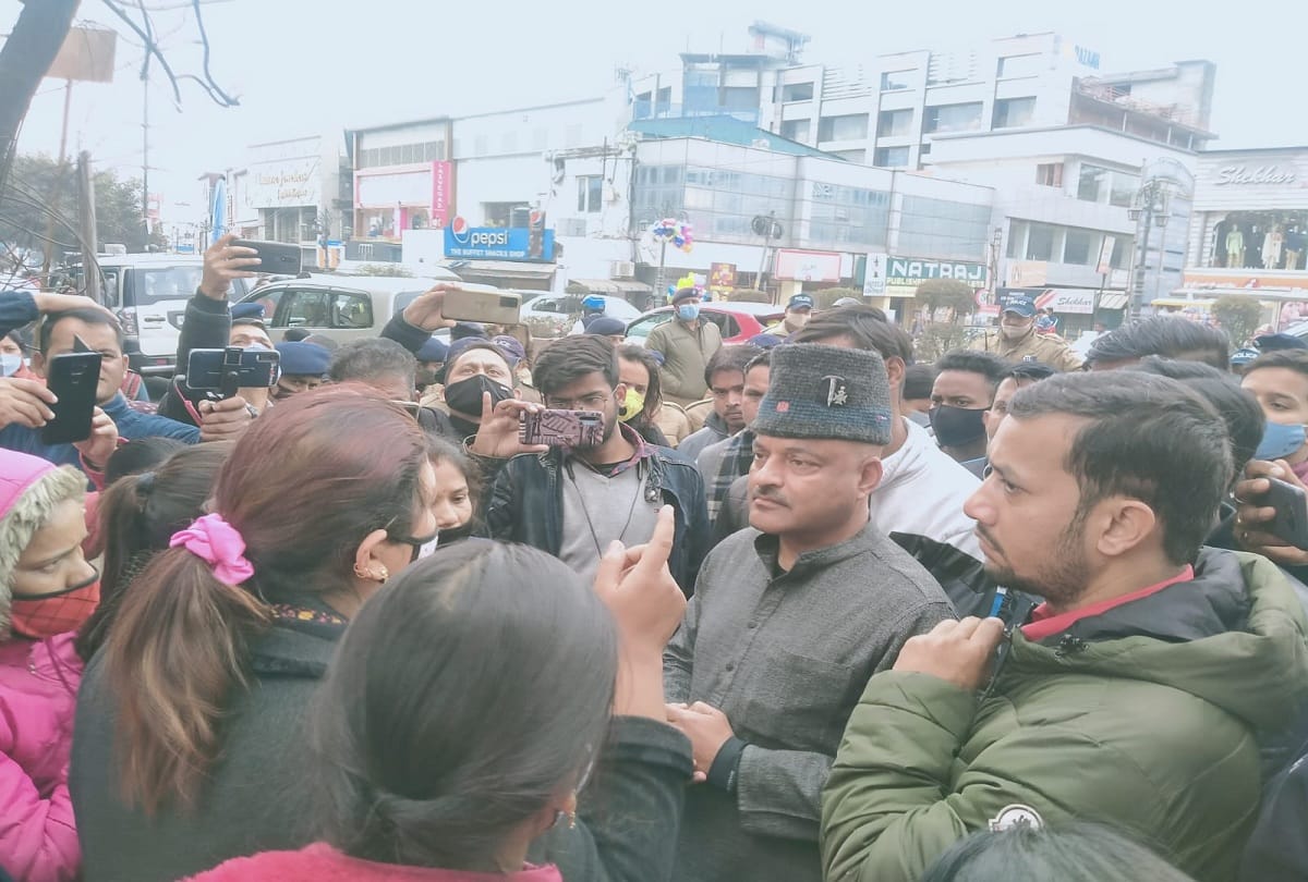 police relatives continues on second day Aam Aadmi Party leader met people In Dehradun