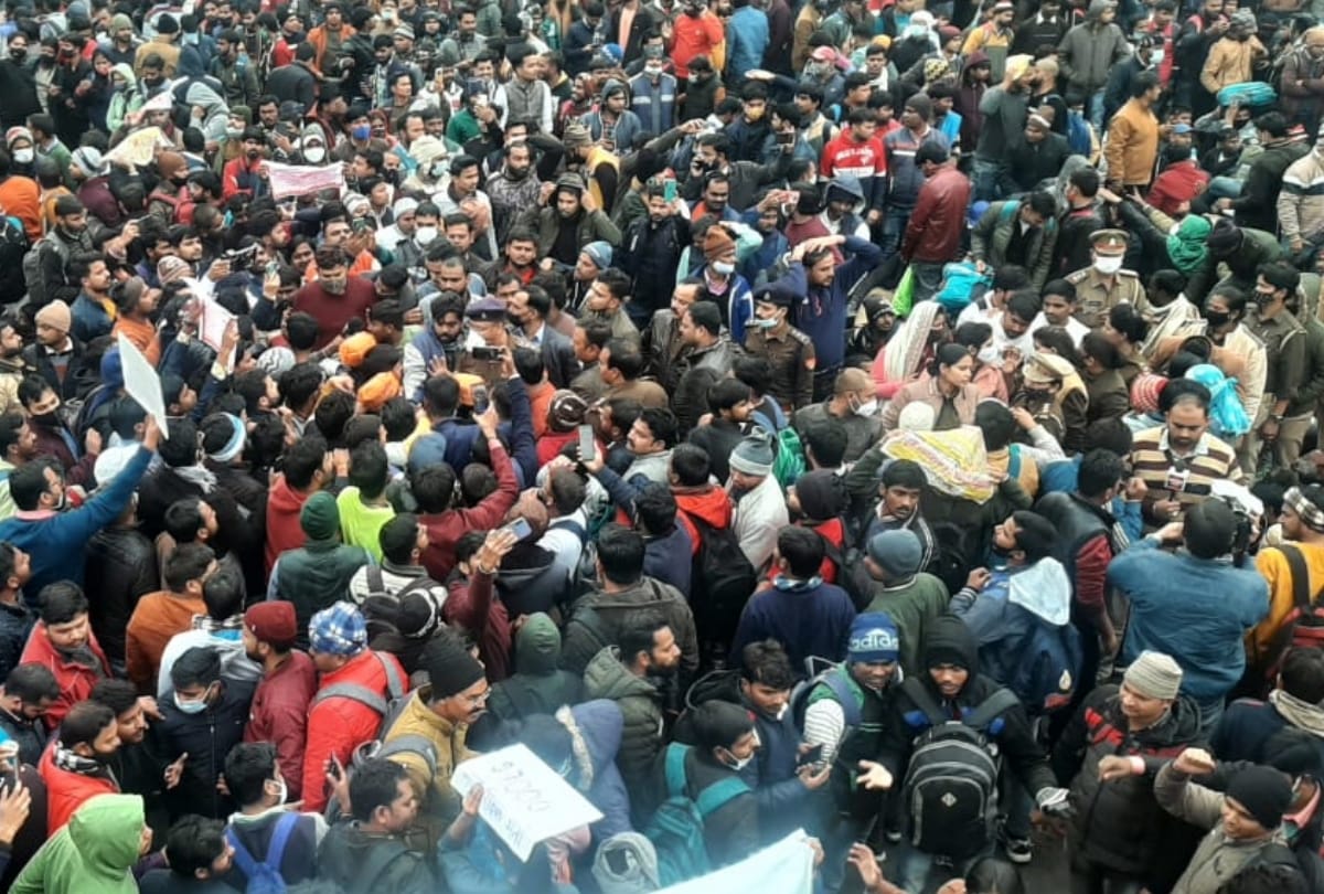 Protest near vidhan bhawan on assistant teachers recruitment issue.