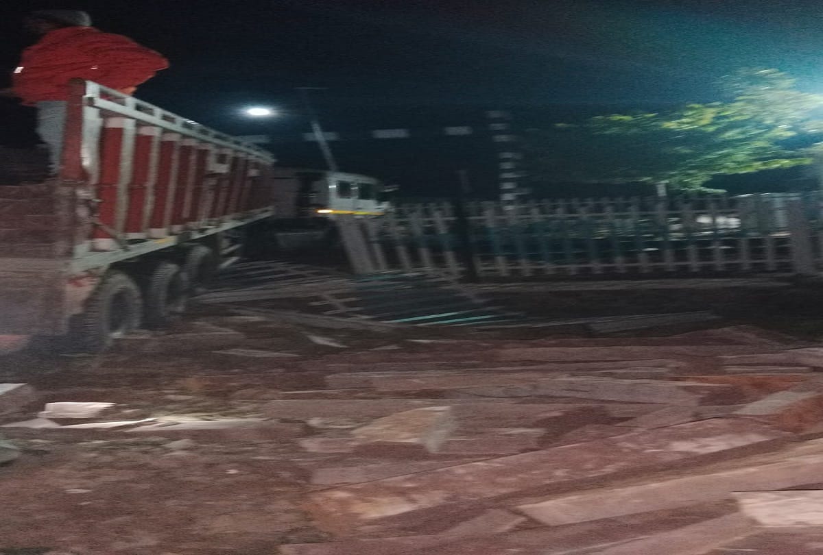 Rajasthan News: Truck stuck on rail tracks crossing gate Kota-Chittorgarh rail route stalled for 4 hours