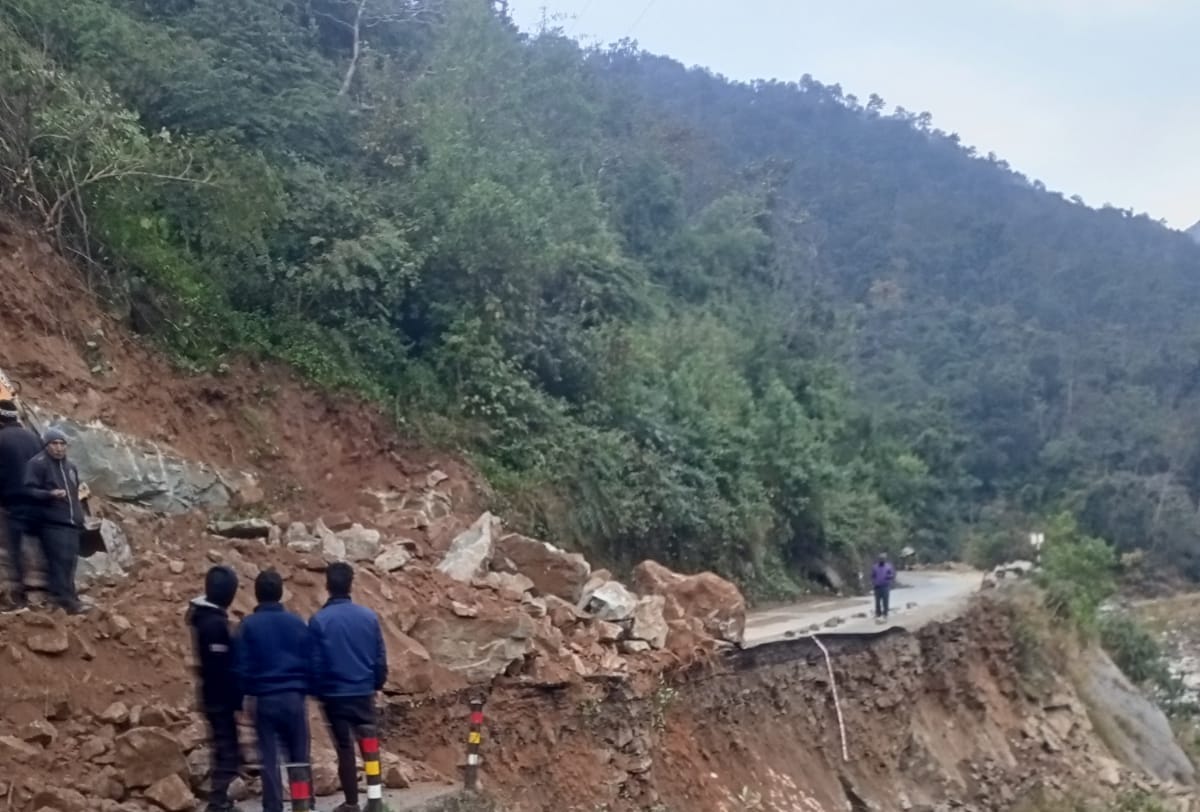 Uttarakhand 50 meters of NH collapsed traffic stalled for 17 hours but construction work was going on in the eighth km radius between Kotdwar Dugadda