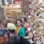 दर्शन पूजन के बाद शॉपिंग करतीं  हेमा मालिनी